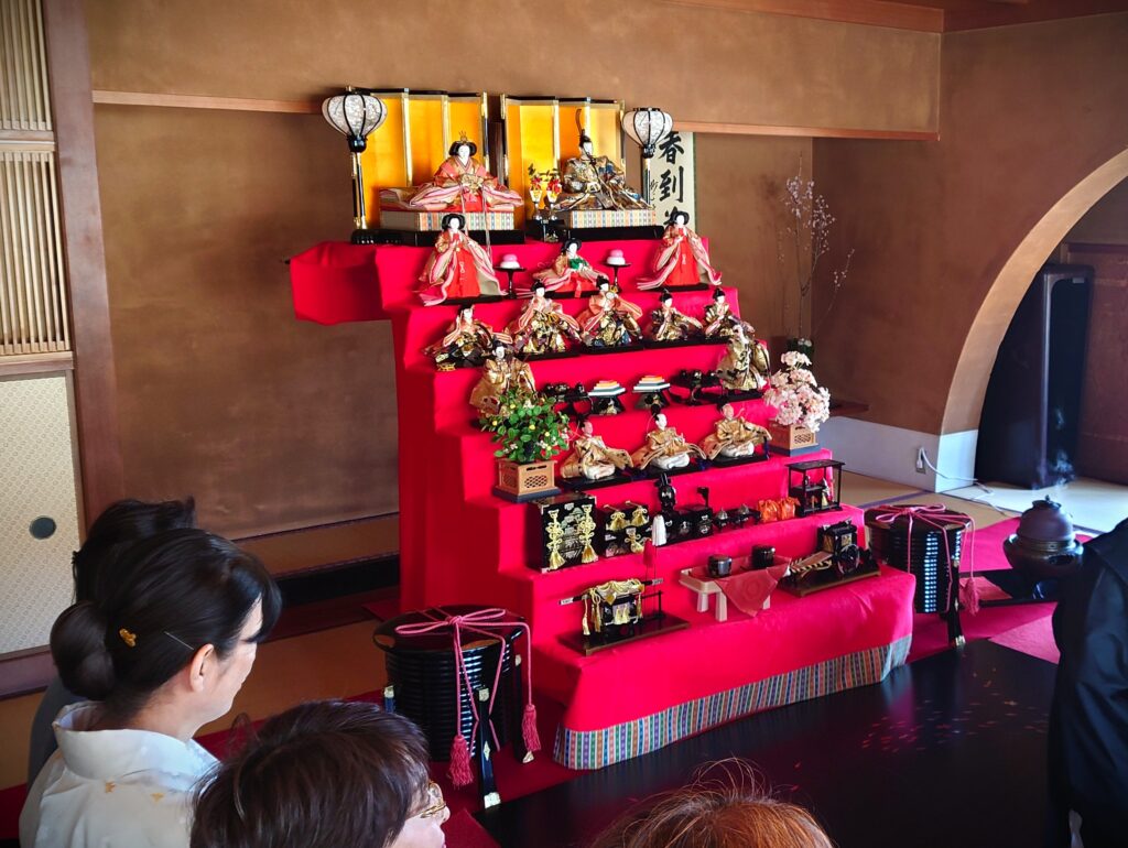 雛段飾り(大佛次郎記念館・和室)